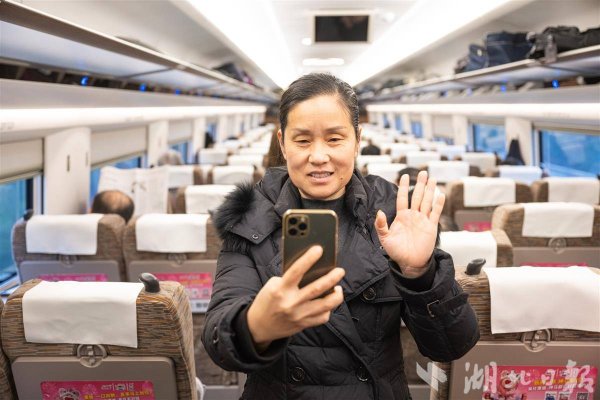 赴京高铁上，全国人大代表毕利霞心里装着乡亲的期盼